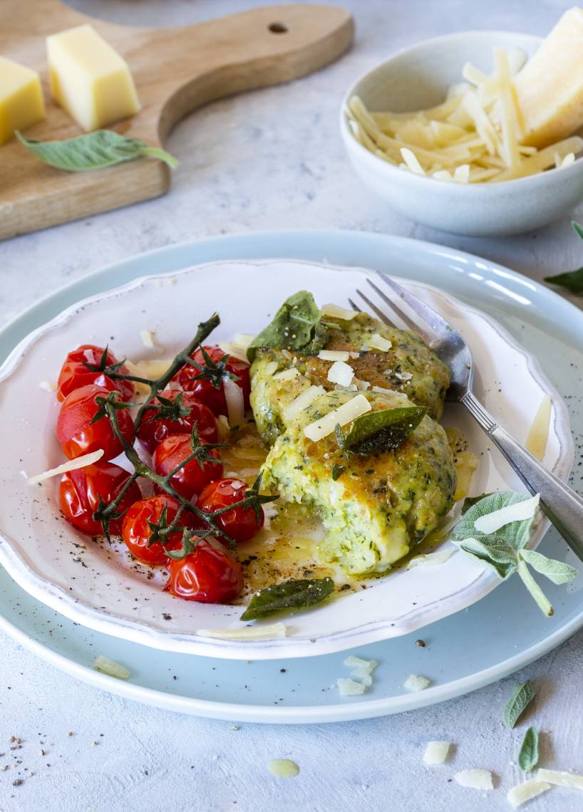 Käseknödel mit Salbeibutter und Tomaten