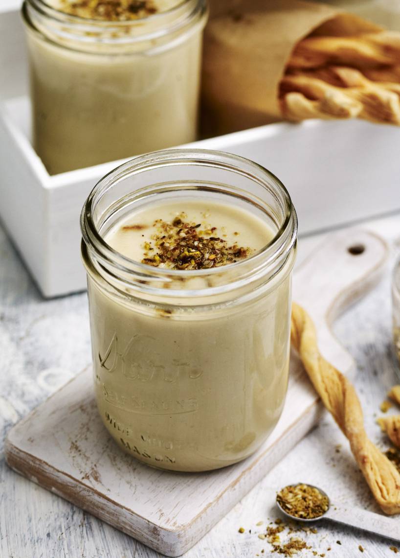 Mandel-Blumenkohlsuppe mit Brotsticks