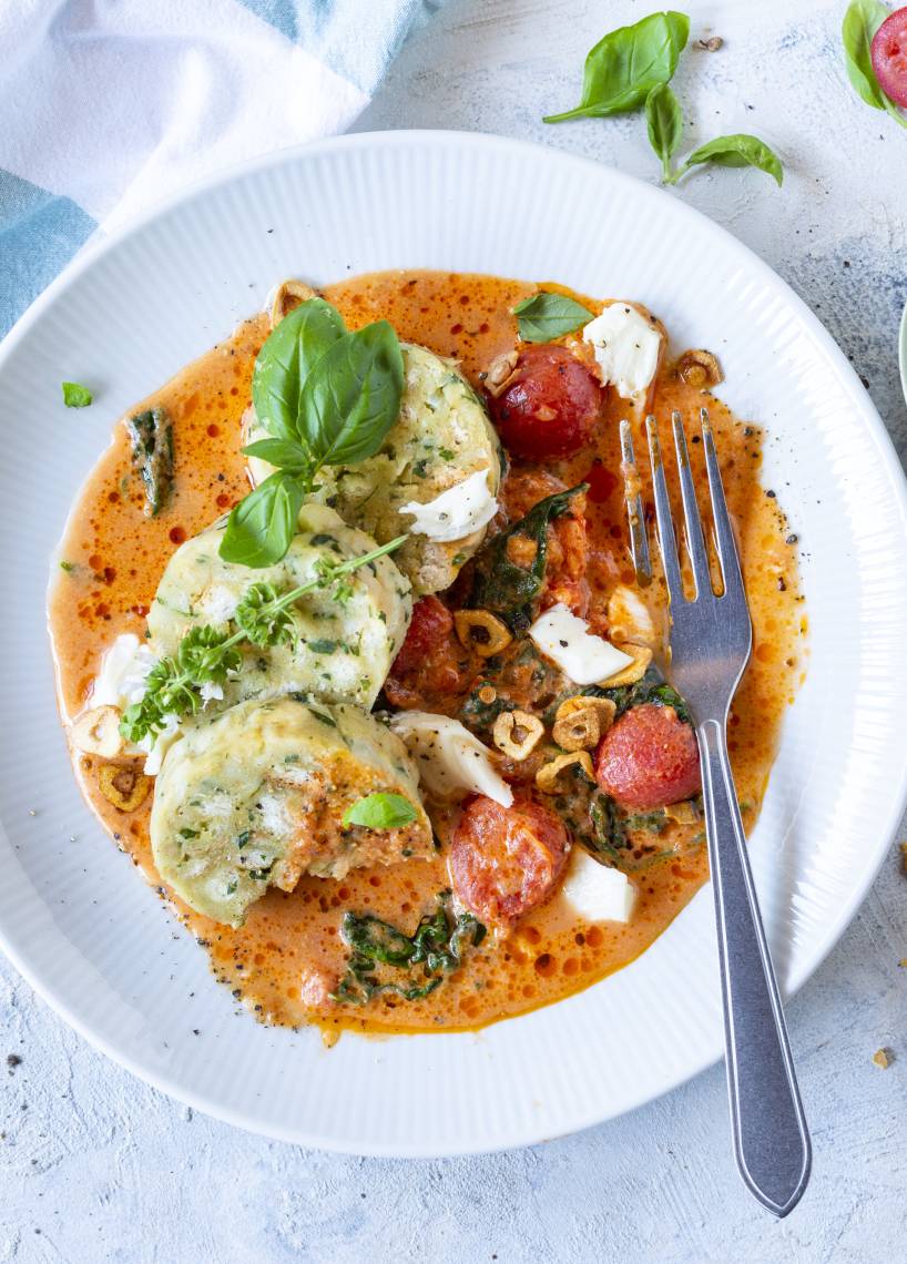 Serviettenknödel mit Tomate-Mozzarella-Soße