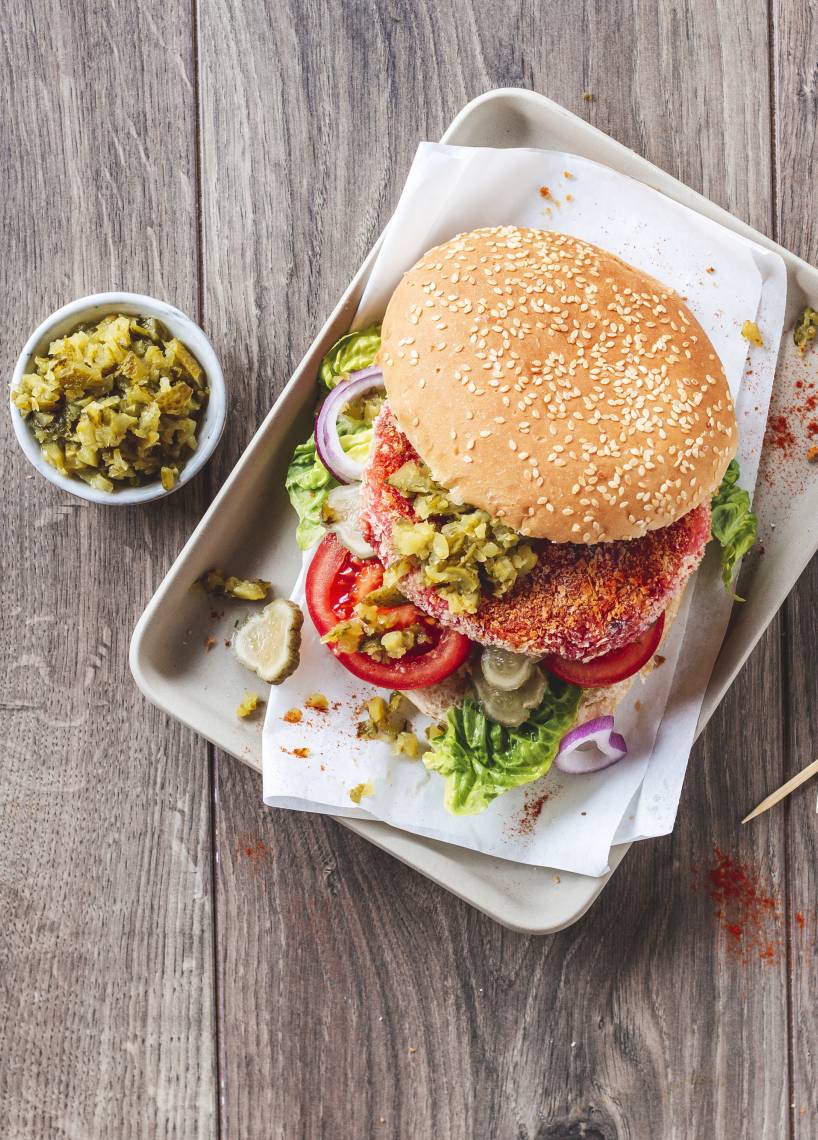 Vegane Burger mit Süßkartoffelpatty und Gurkenchutney
