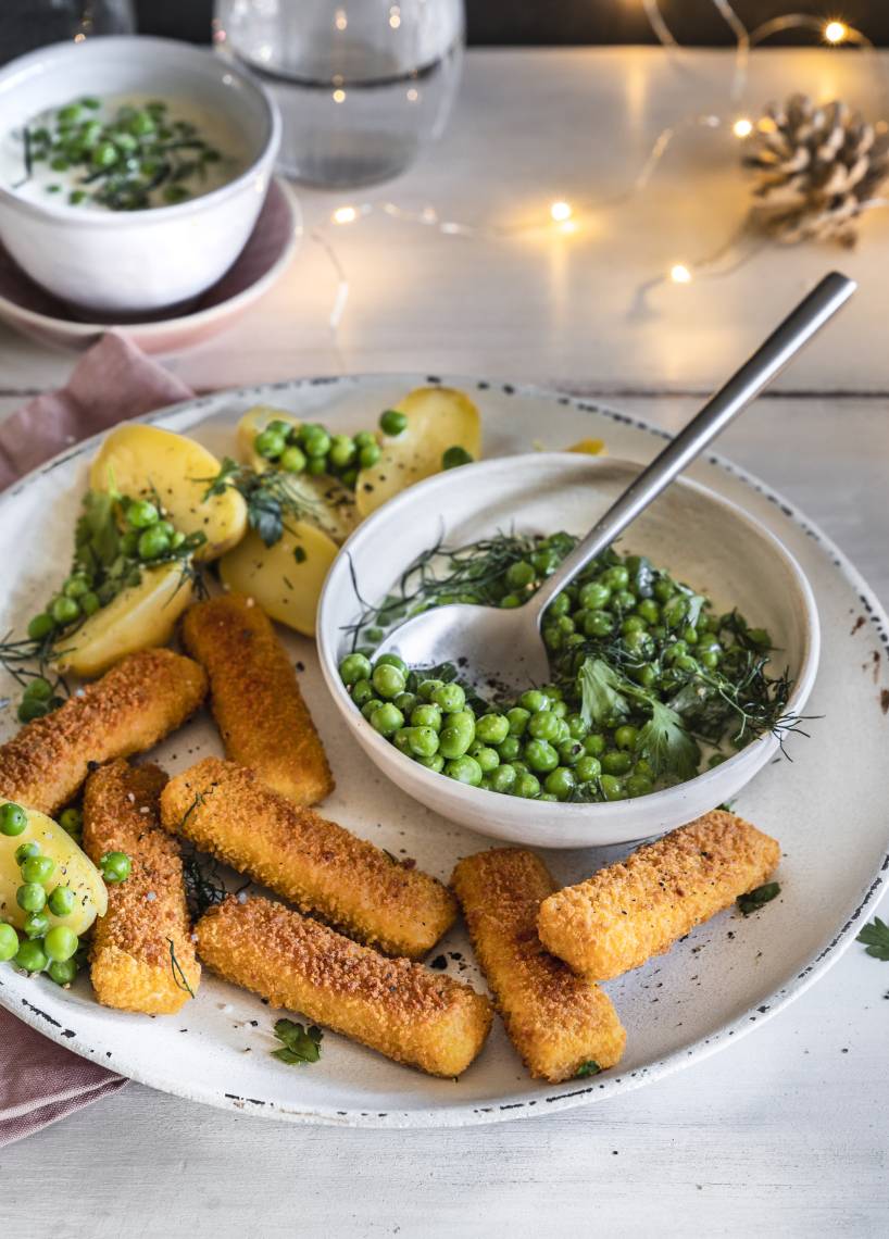 Vegane Fischstäbchen mit Erbsen und Kartoffeln