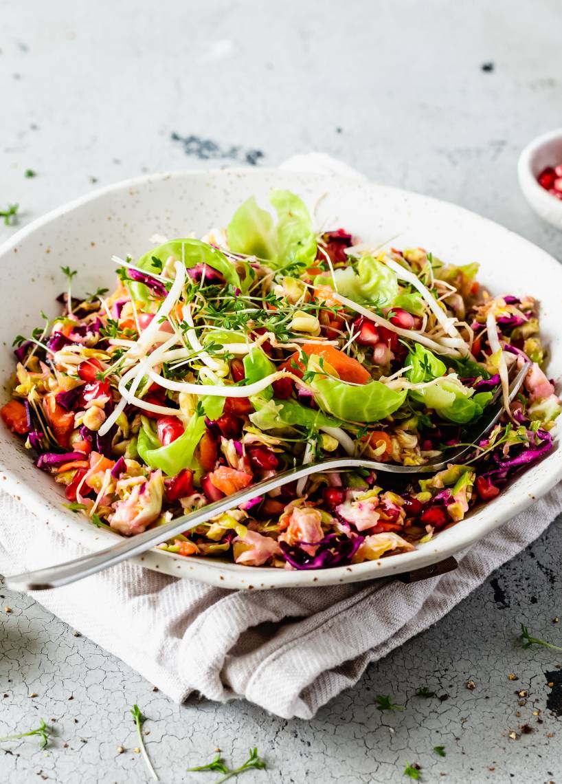 Rosenkohlsalat mit Granatapfelkernen