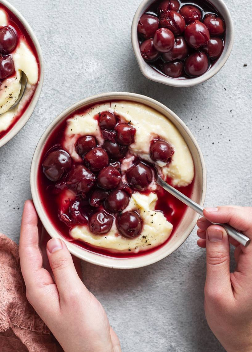 Grießpudding mit Kirschen