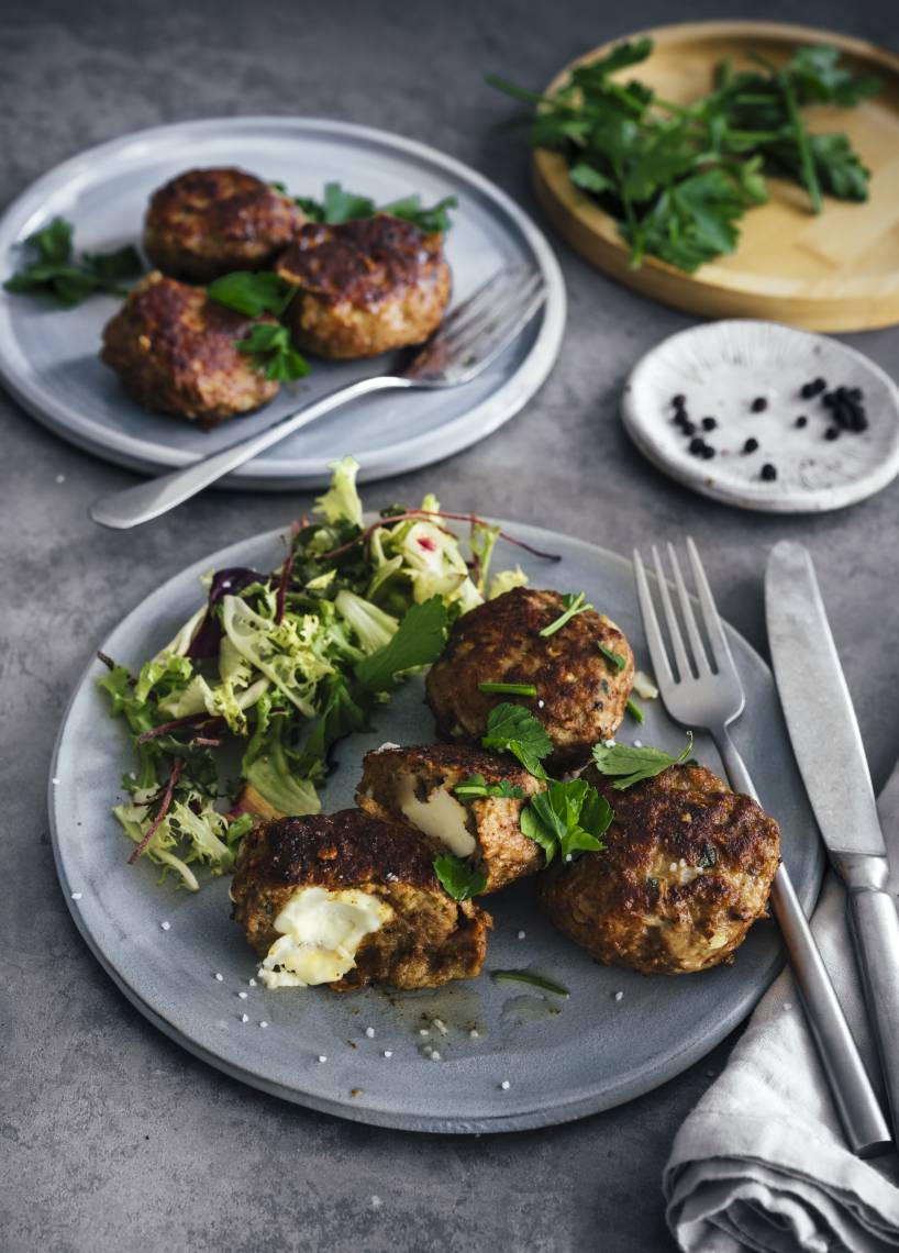 Mit Feta gefüllte Frikadellen