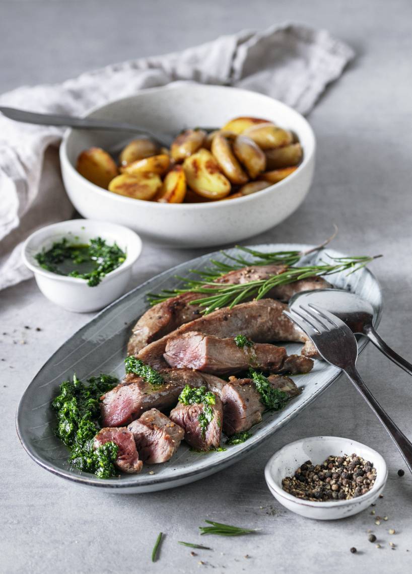 Lammfilets sous-vide mit Bratkartoffeln und Kräutersoße