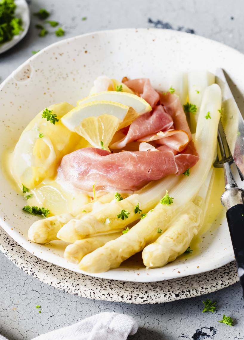 Spargel mit Kartoffeln und Sauce hollandaise