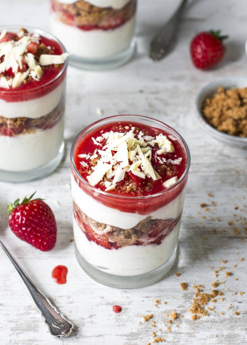 Erdbeer-Quark-Schichtspeise mit Haferkeksen