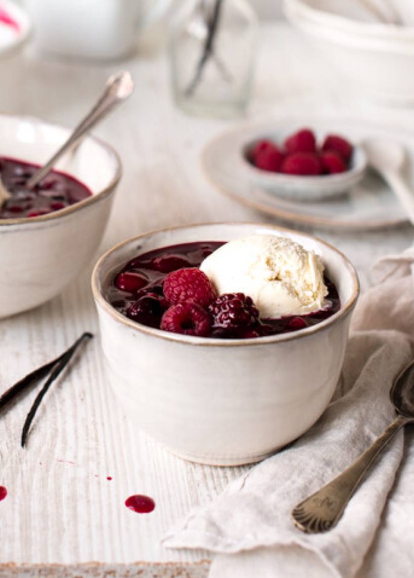 Rote Grütze mit Vanilleeis
