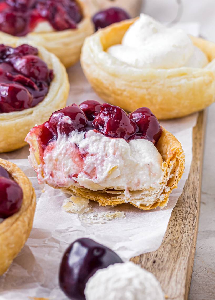 Blätterteig-Cups mit „Raffaello"-Creme und Kirschen