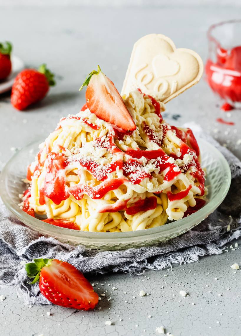 Spaghettieis mit Erdbeersoße