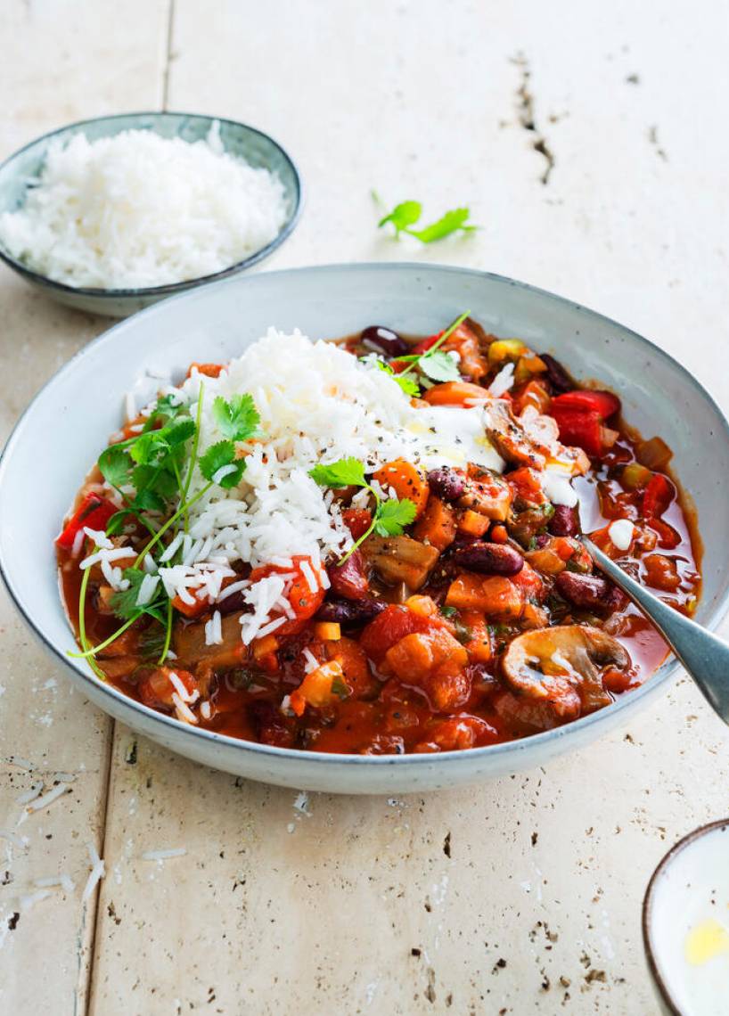 Gemüsechili mit Reis in tiefem Teller