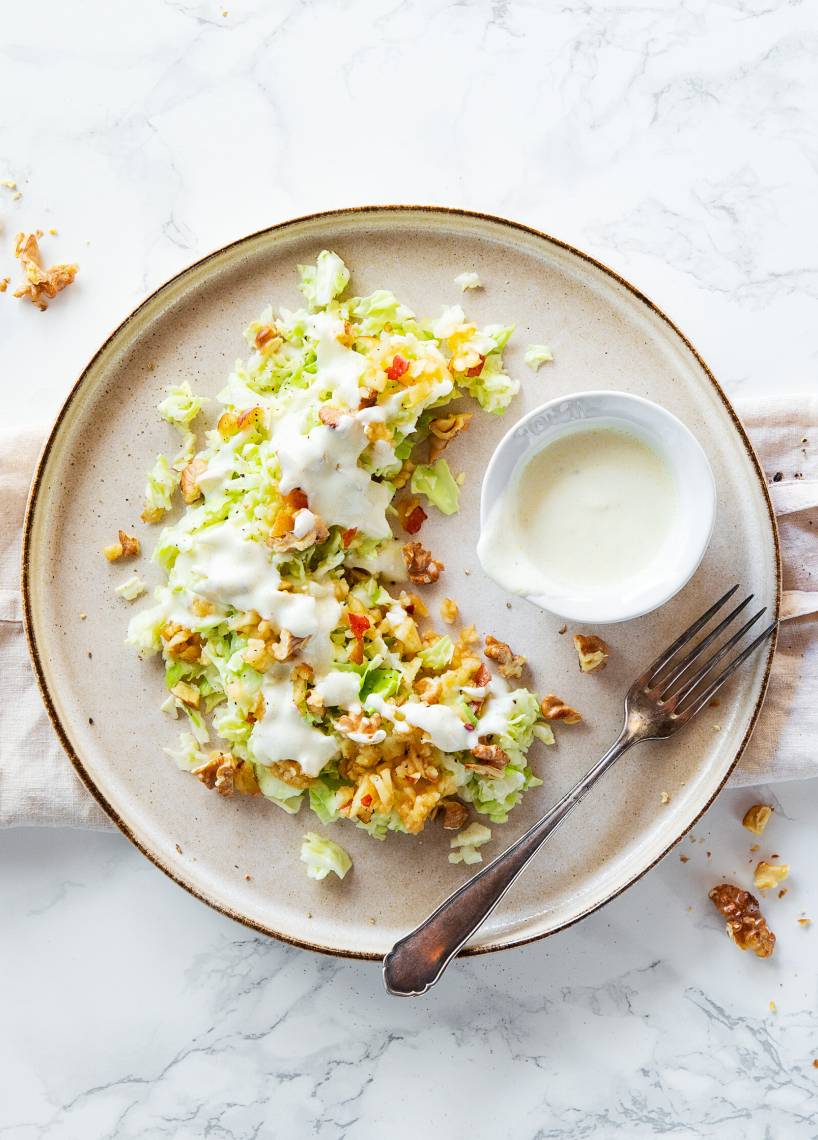 Spitzkohlsalat mit Apfel und Nüssen