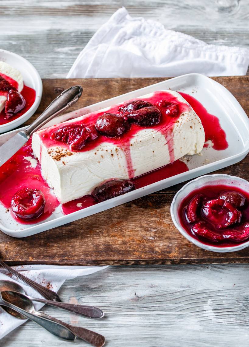 Vanilleparfait mit Glühweinkompott