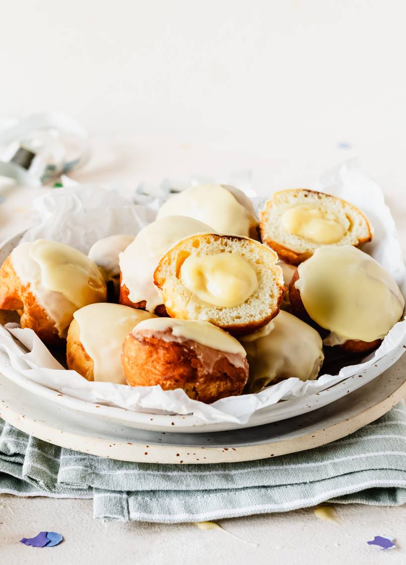 Gefüllte Mini-Berliner mit Eierlikör und Guss