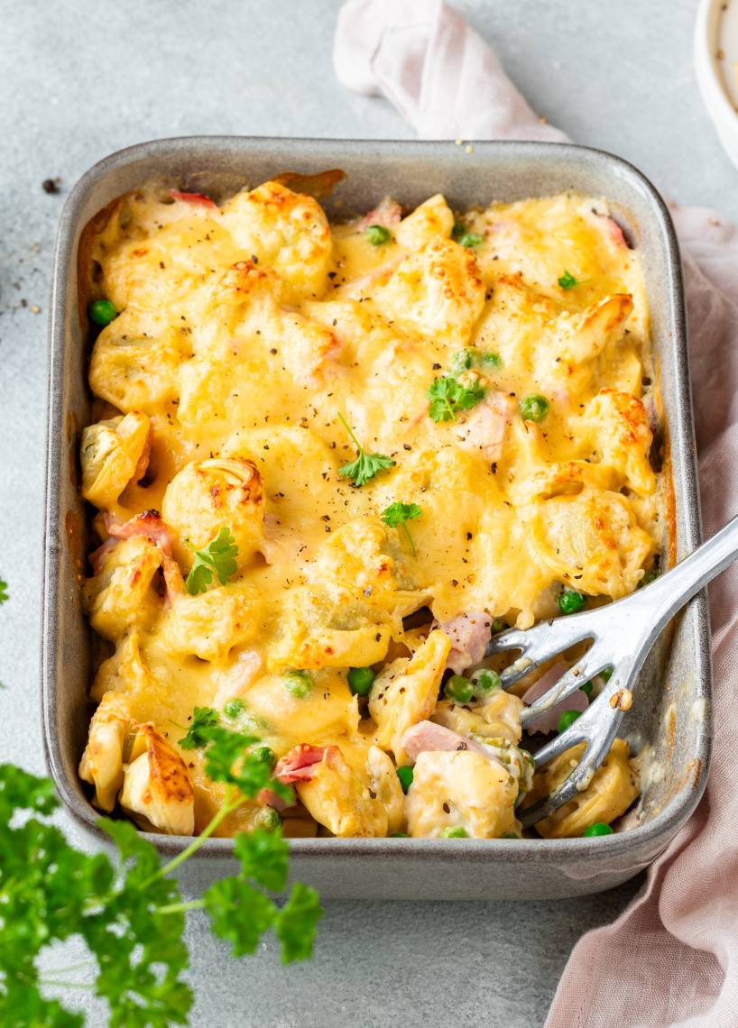 Ofen-Tortellini mit Schinken und Erbsen