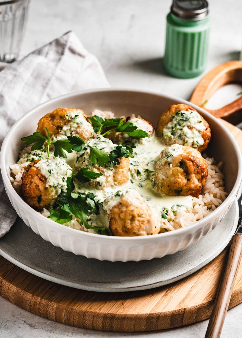 Geflügelfrikadellen mit Feta-Rahm-Soße
