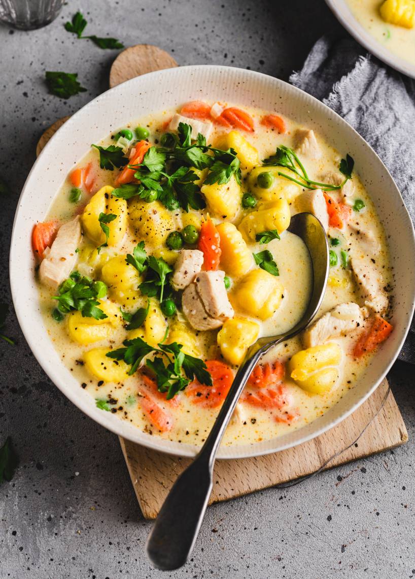 Gnocchi-Creme-Suppe mit Erbsen und Möhren