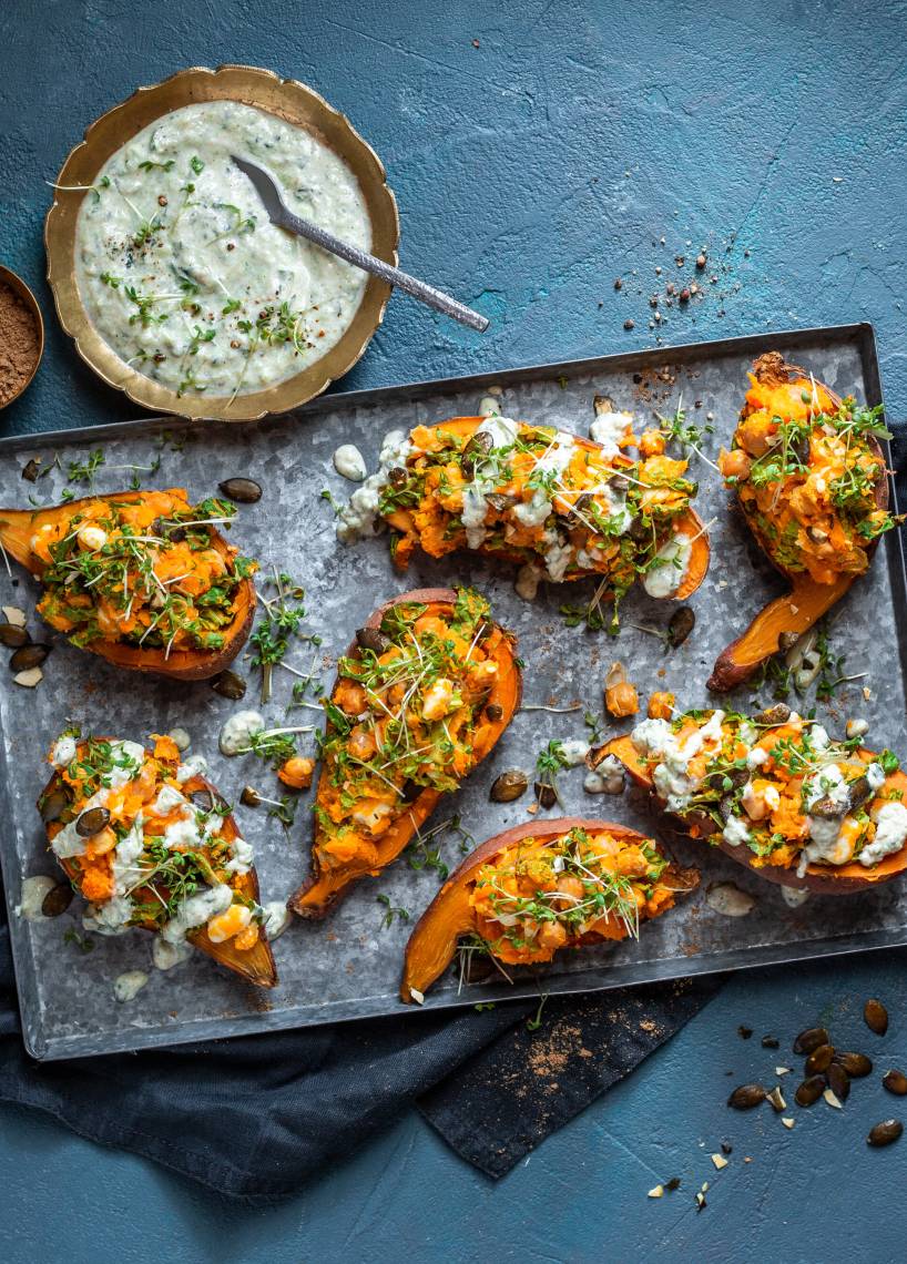 Ofen-Süßkartoffeln mit Grünkohl und Raita