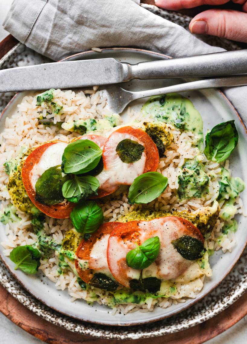 Pestohähnchen Tomate-Mozzarella mit Reis und Kräutersoße