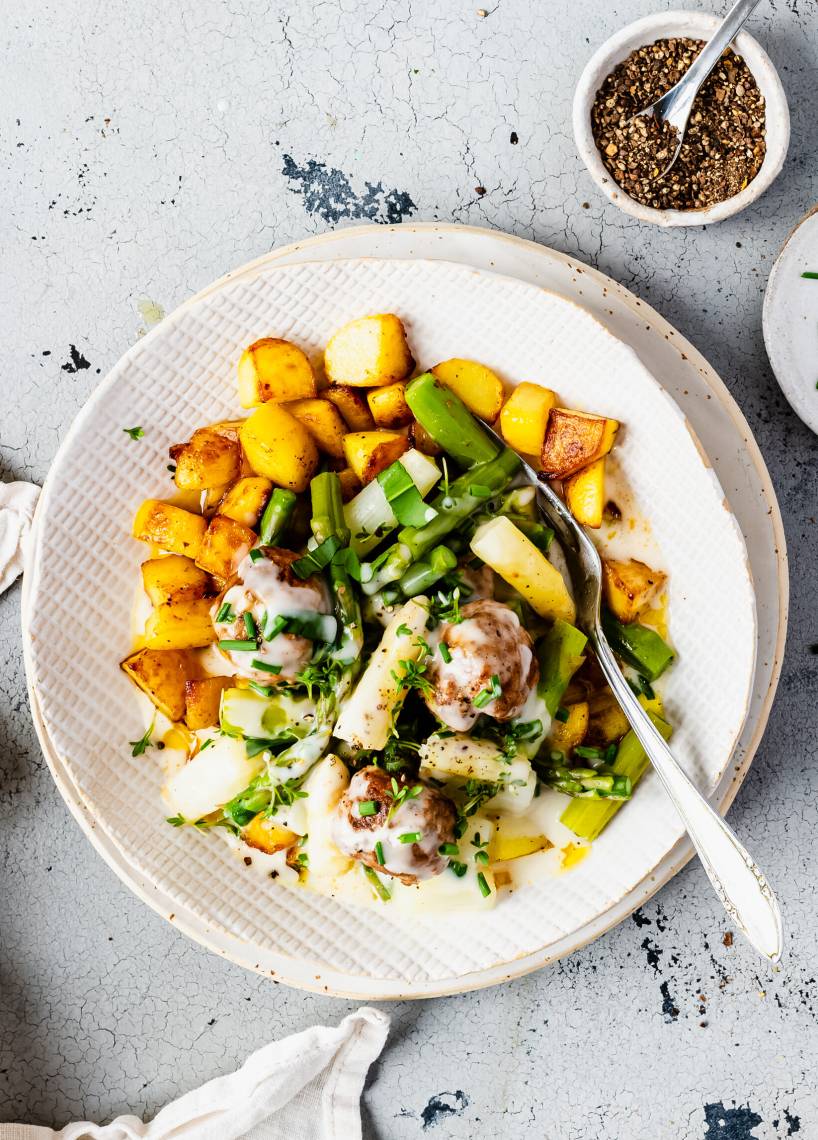 Spargelragout mit Hackbällchen und Kartoffelwürfeln