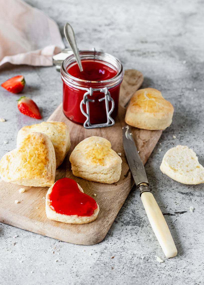 Herz-Scones mit Erdbeermarmelade