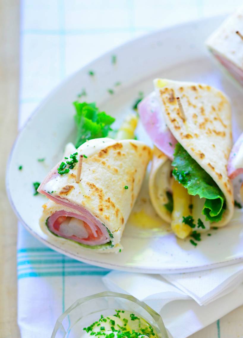 Tortillaröllchen mit Spargel und Schinken