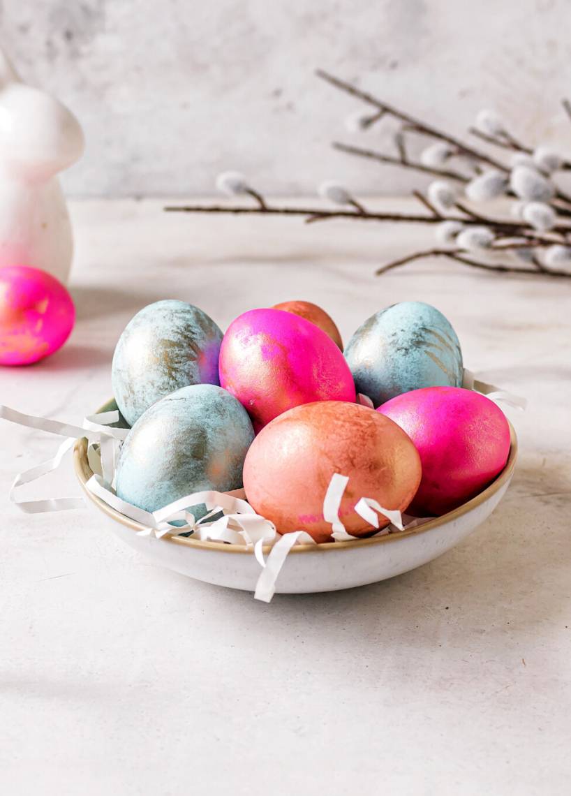 Funkelnde Metallic-Ostereier färben und kochen