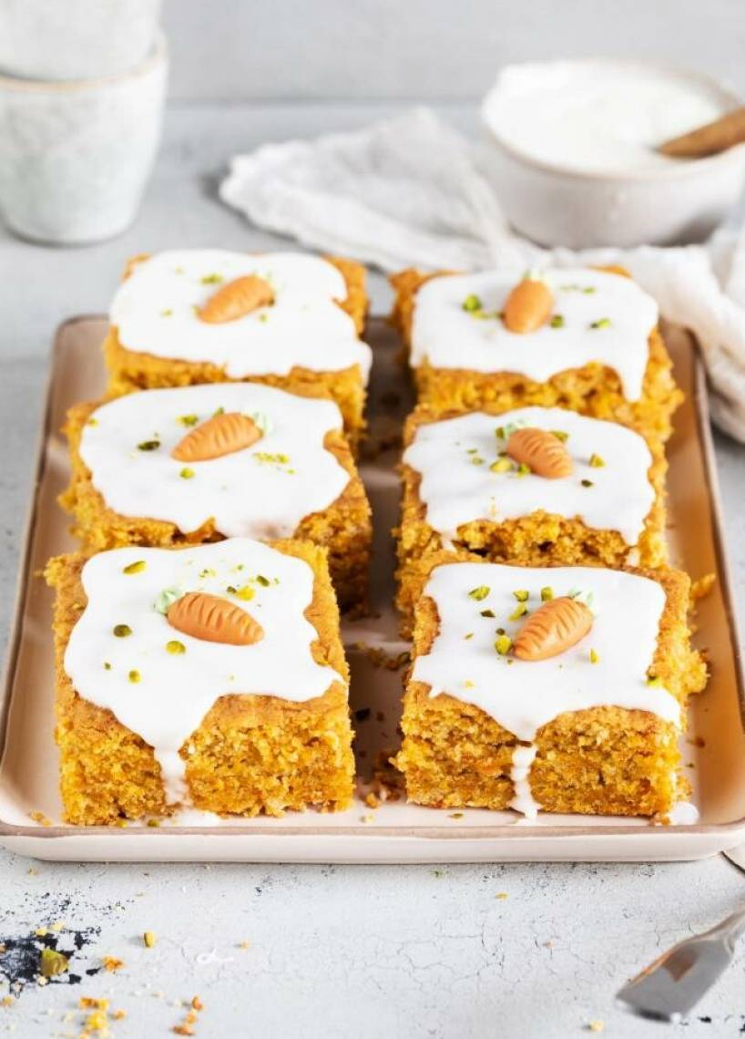 Karottenkuchen vom Blech mit Zuckerguss