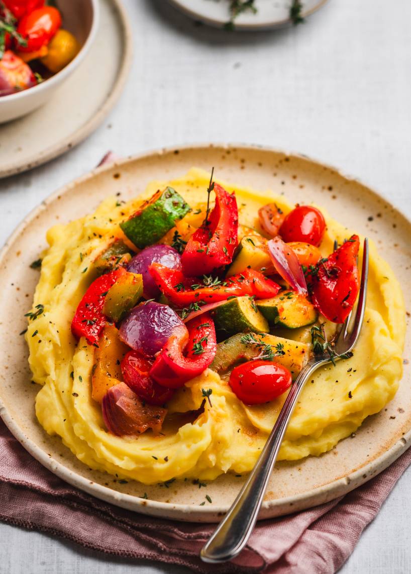 Knoblauch-Kartoffelstampf mit 3-Paprika-Ratatouille
