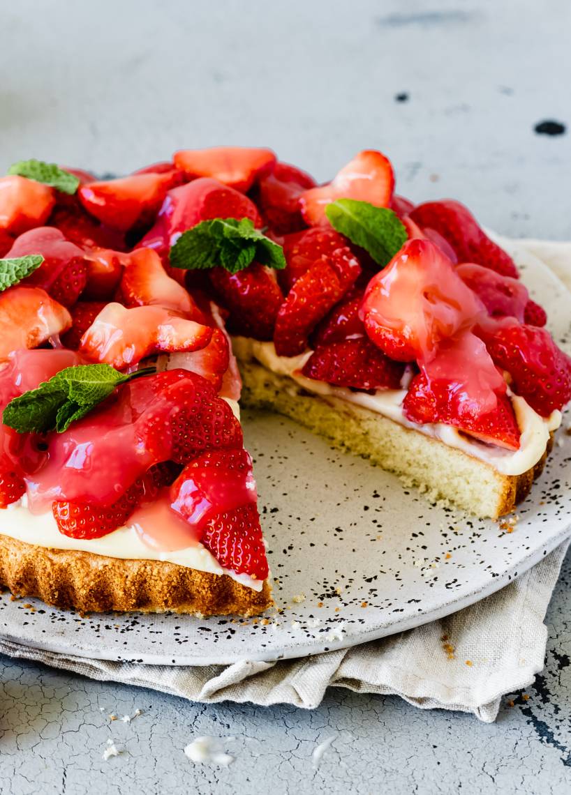 Einfacher Erdbeerkuchen mit Biskuitboden