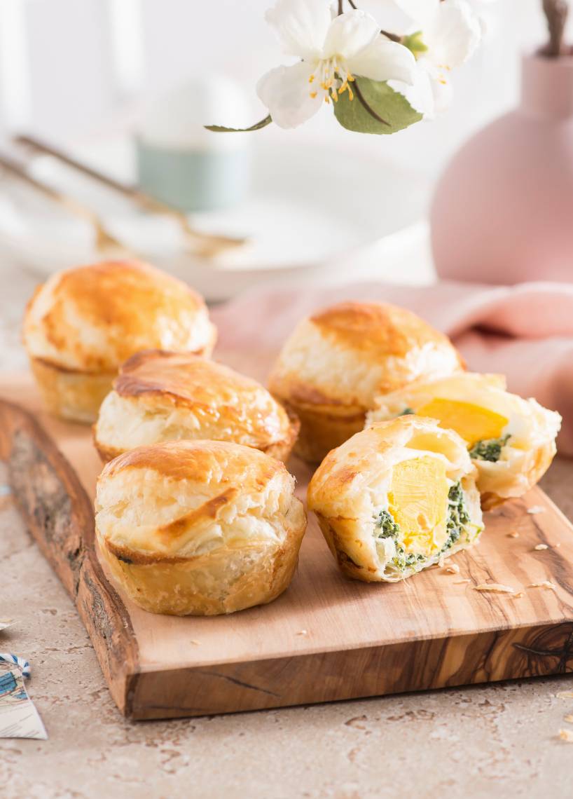 Traditionelle Blätterteigtörtchen mit Spinat und Eiern