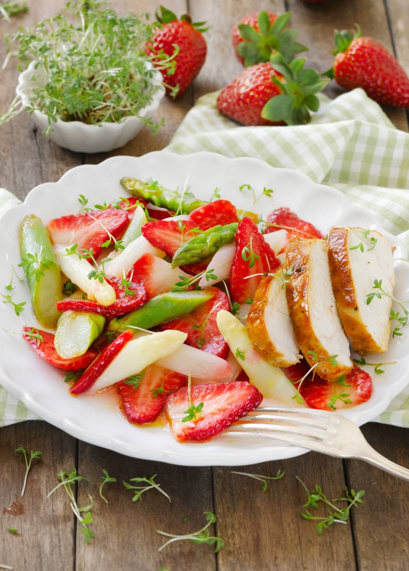 Erdbeer-Spargel-Salat mit Hähnchenbrust