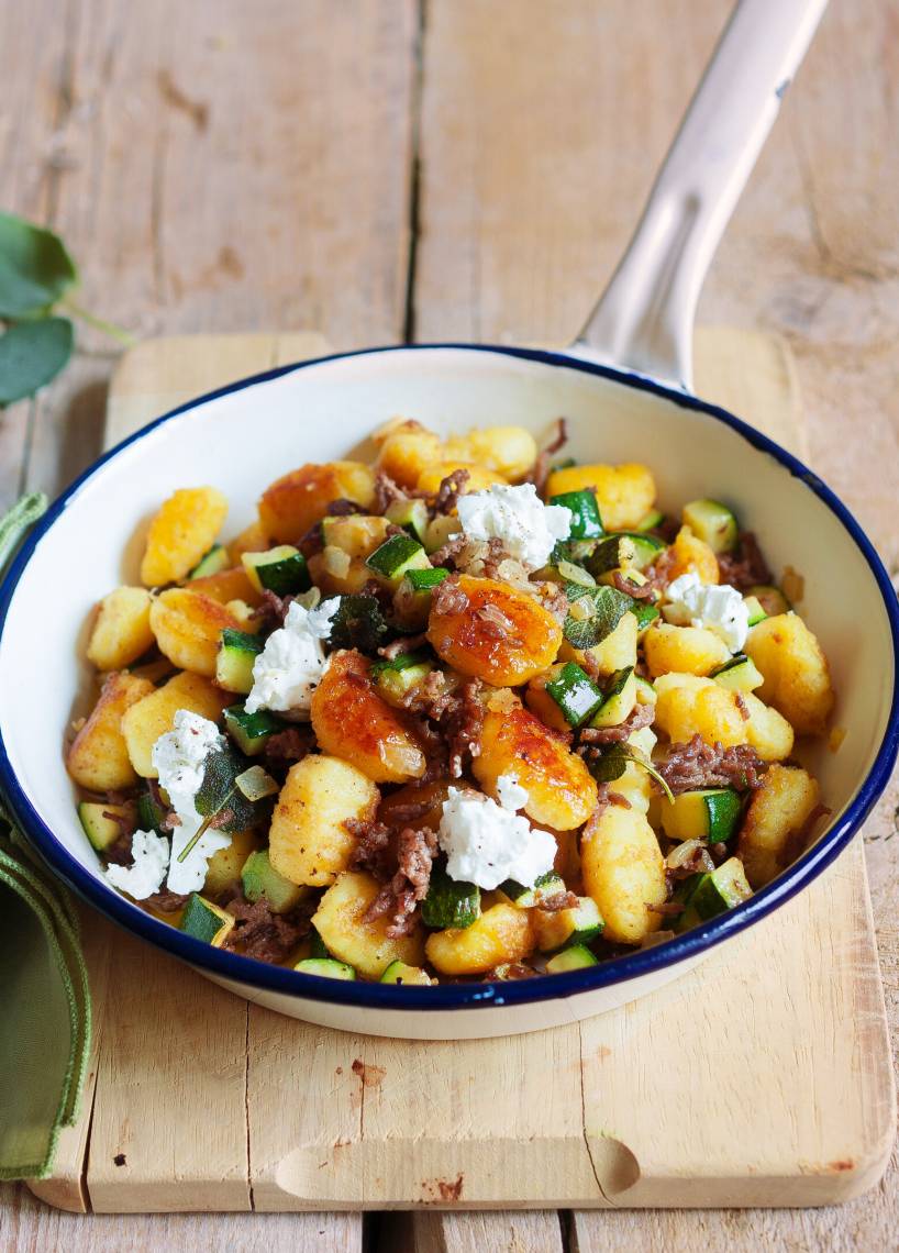 Hackpfanne mit Gnocchi und Schafskäse