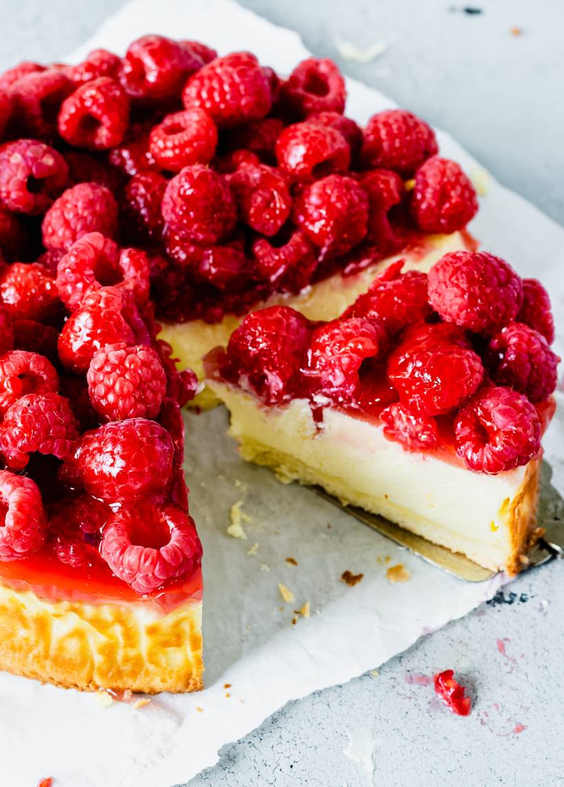 Himbeer-Cheesecake mit weißer Schokolade