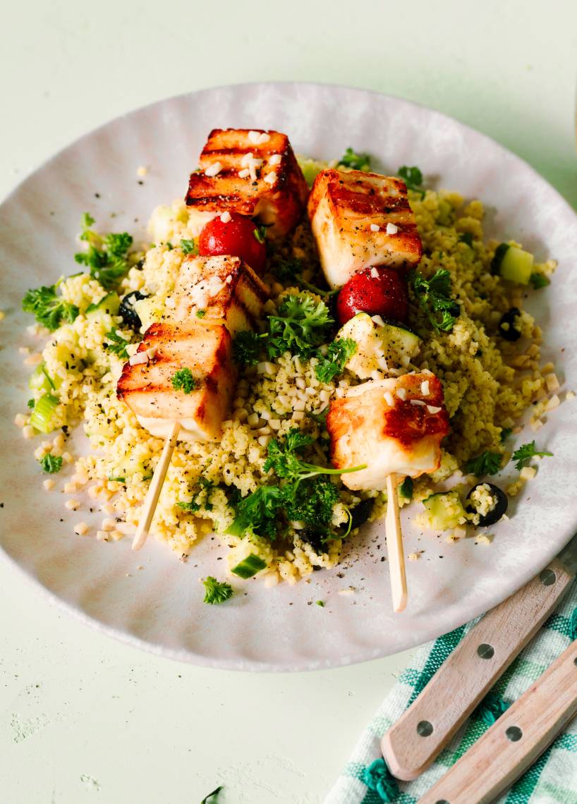 Hirsesalat mit Halloumi-Spießen