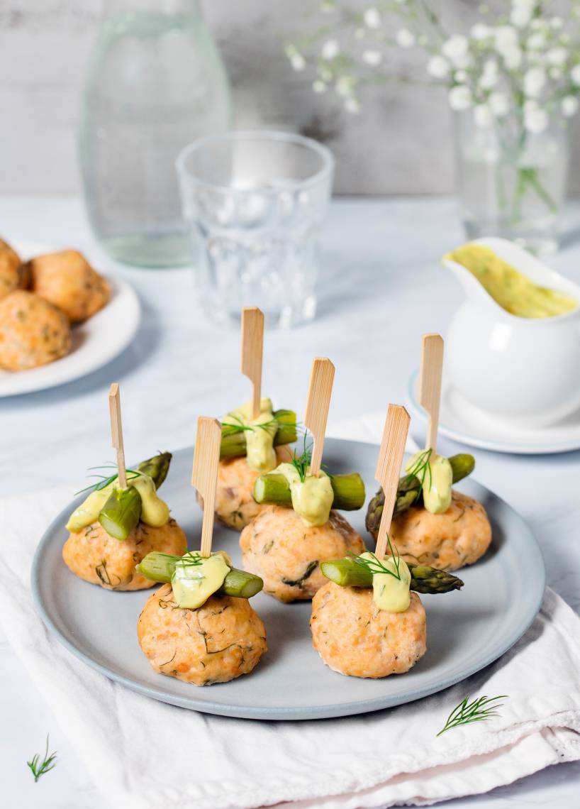 Lachsfrikadellen mit Spargel und Dillsoße