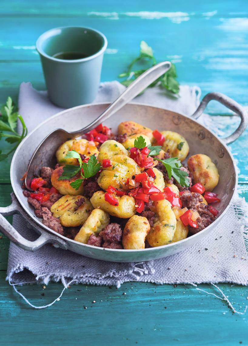 Petersiliengnocchi mit Hack und Paprika