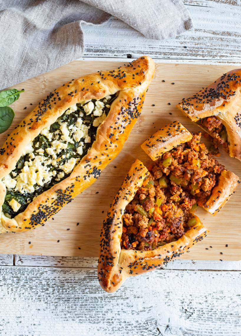 Pide mit Hackfleisch- und Spinat-Feta-Füllung