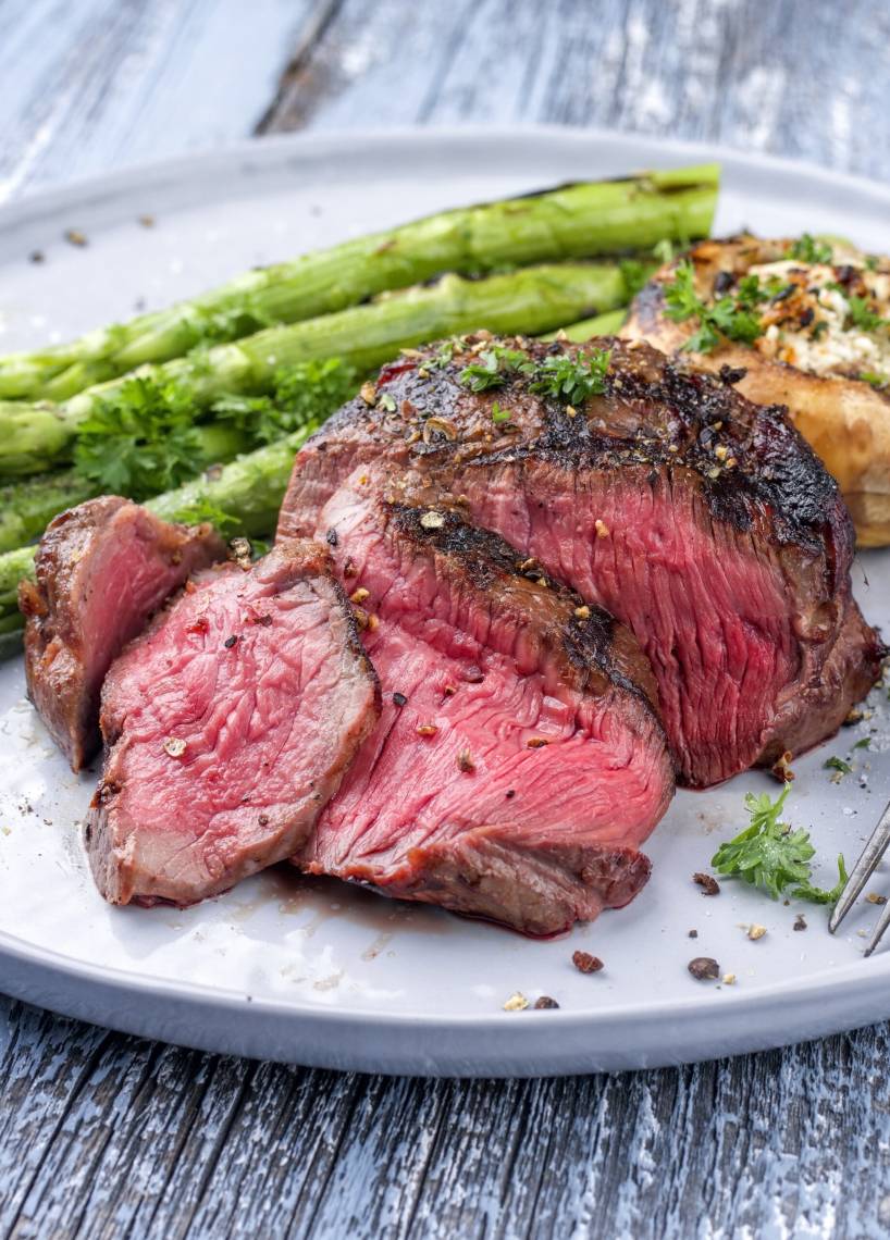 Rinderfilet mit grünem Spargel und gefüllten Champignons