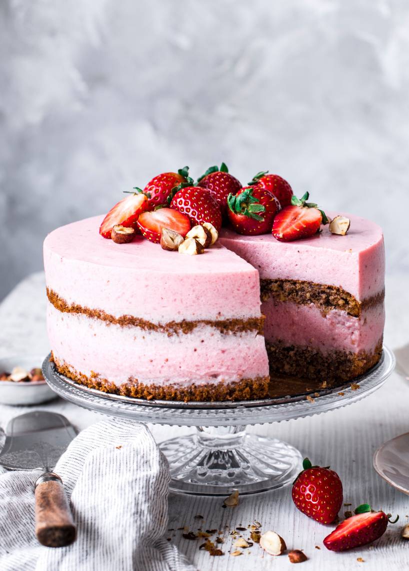 Erdbeer-Buttermilch-Torte mit Haselnüssen