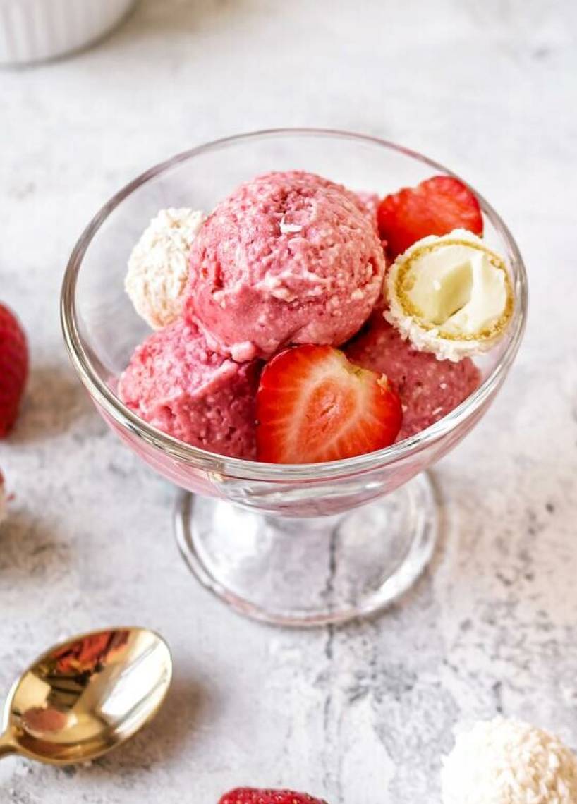 Erdbeer-„Raffaello“-Eis