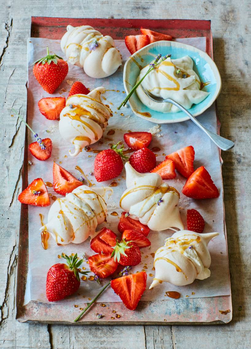 Meringues mit Erdbeeren und Lavendelcreme