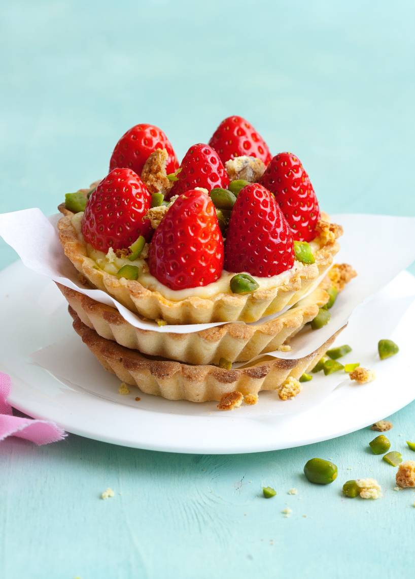 Vanilletartelettes mit Erdbeeren und Pistazienstreuseln