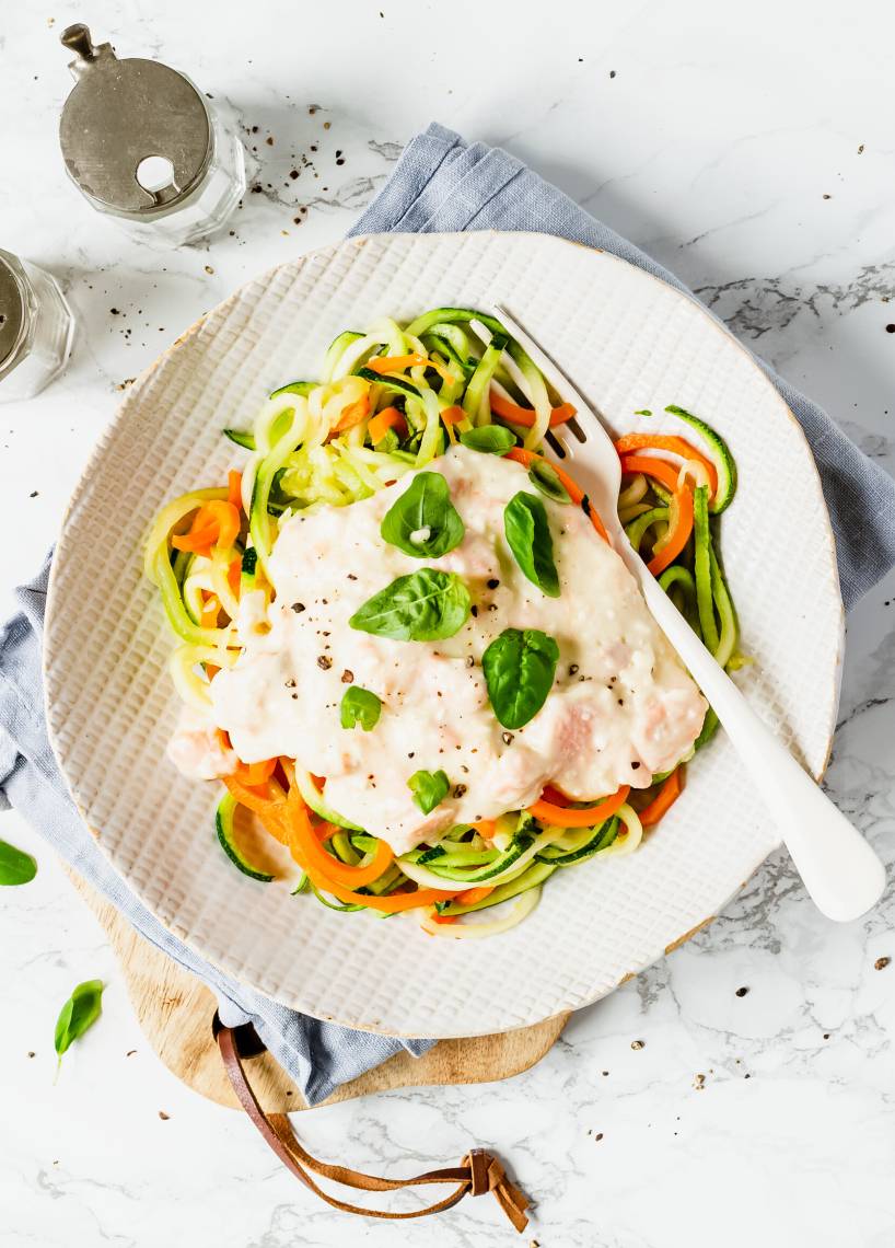 Zoodles mit Lachs-Feta-Soße
