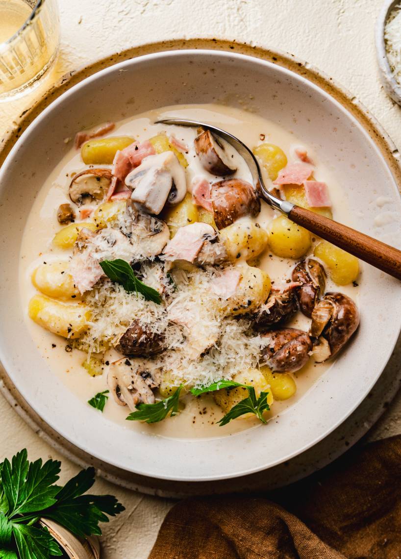 Gnocchi in Käsesoße mit Schinken und Pilzen