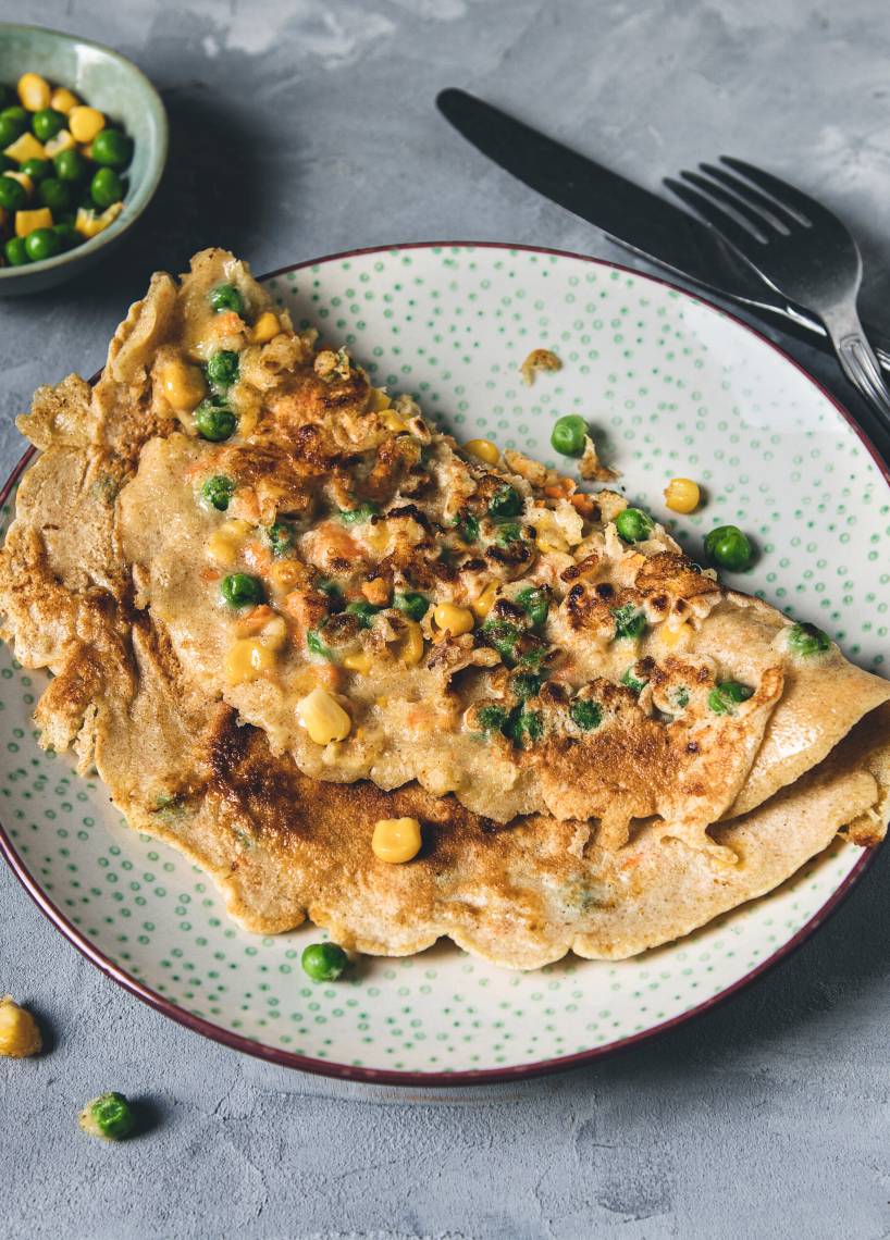 Käsepfannkuchen mit Erbsen und Mais