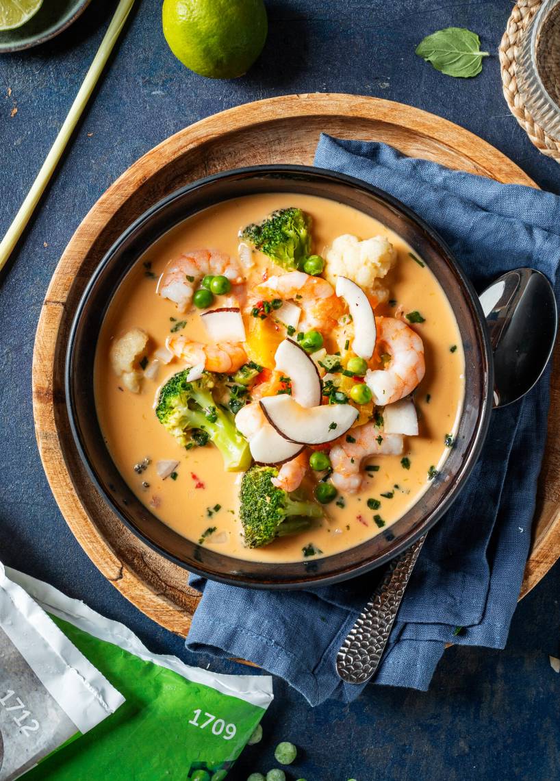 Leichte Kokossuppe mit Garnelen