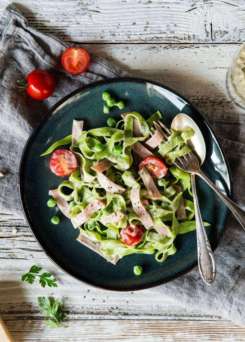 Tagliatelle in Käsesoße mit Schinken und Erbsen