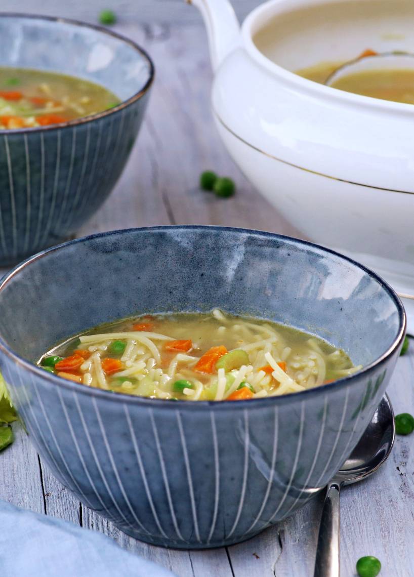 Klare Gemüsesuppe mit Nudeln
