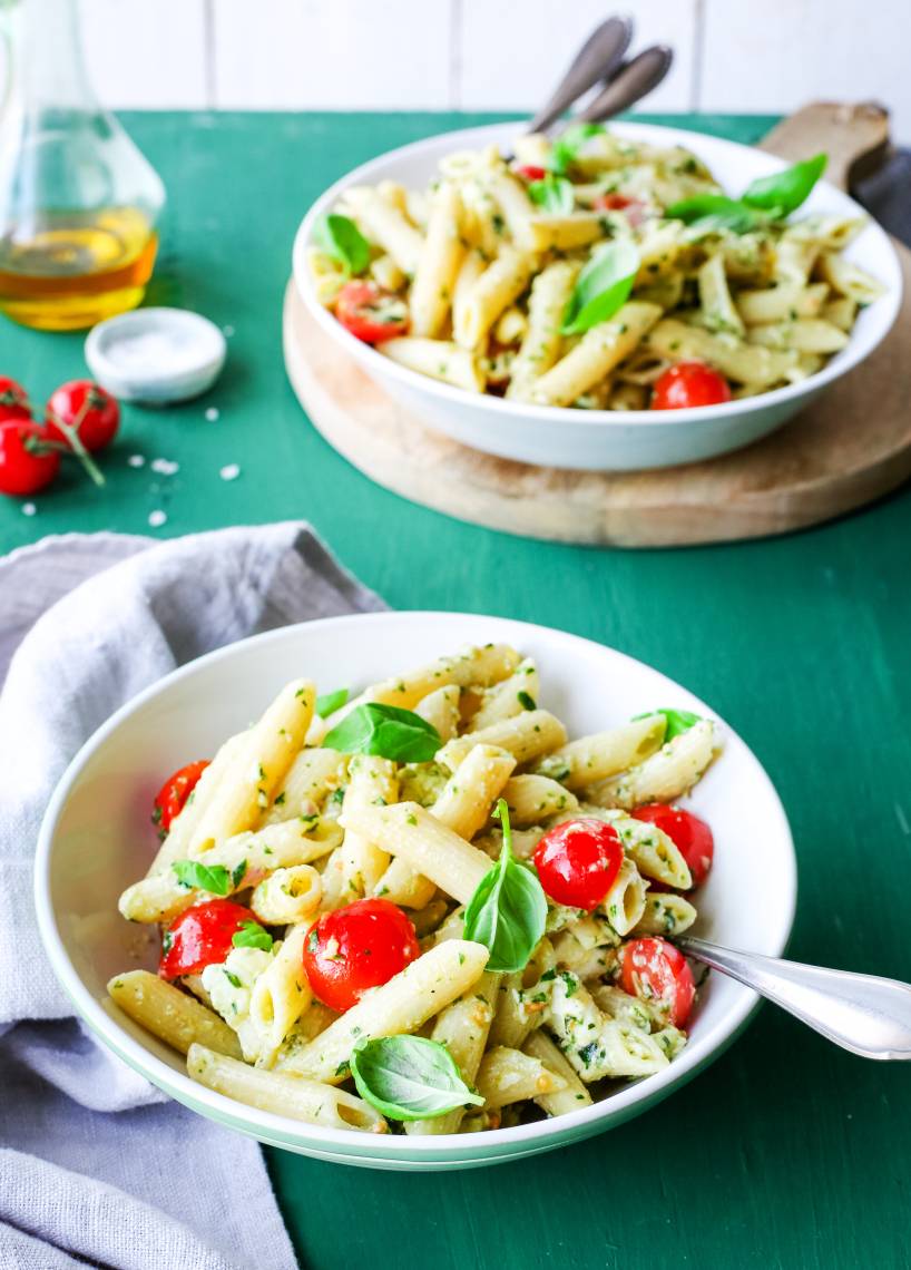 Nudelsalat mit Kräuterdressing, Tomaten und Mozzarella